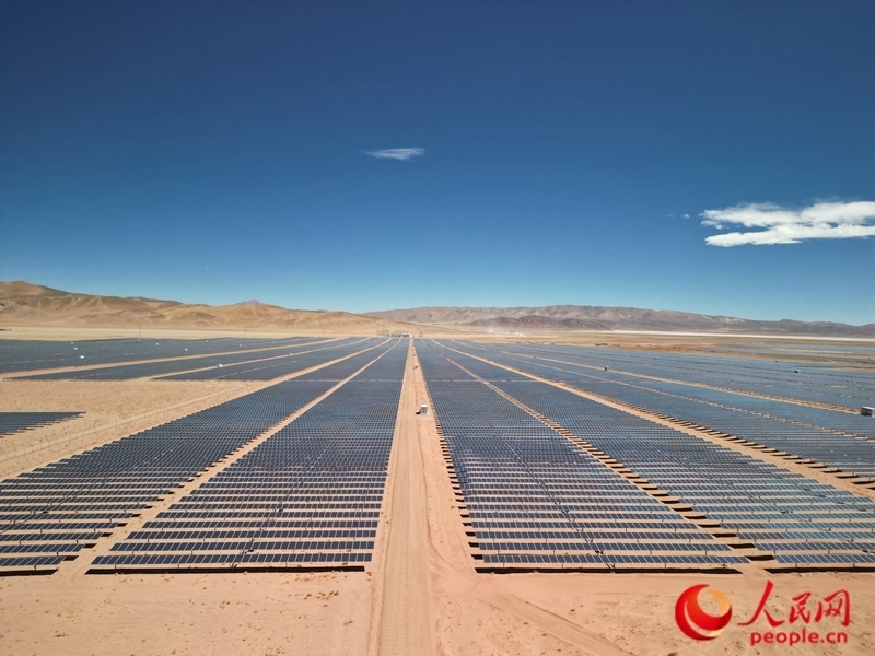 高查瑞光伏電站次第排開(kāi)的光伏板（局部）。人民網(wǎng)記者 張若涵攝