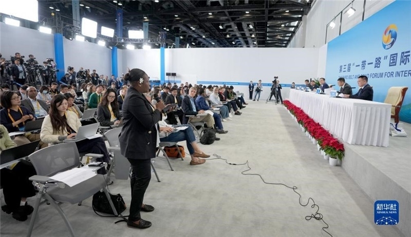 10月16日，第三屆“一帶一路”國際合作高峰論壇新聞中心在北京國家會議中心舉行首場吹風(fēng)會，邀請自然資源部國際合作司和相關(guān)單位負(fù)責(zé)人介紹有關(guān)情況，并回答記者提問。新華社記者 王毓國攝