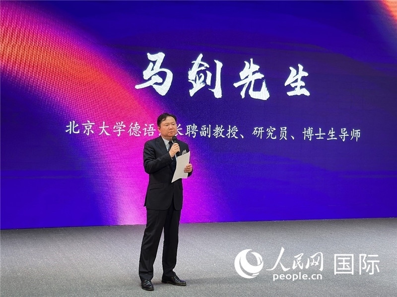 北京大學(xué)德語(yǔ)系長(zhǎng)聘副教授馬劍點(diǎn)評(píng)學(xué)生表現(xiàn)。（攝影：張麗鷗）