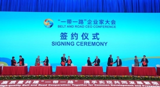 這是10月17日拍攝的簽約儀式現(xiàn)場。當日，“一帶一路”企業(yè)家大會在北京召開。（新華社記者王毓國攝）