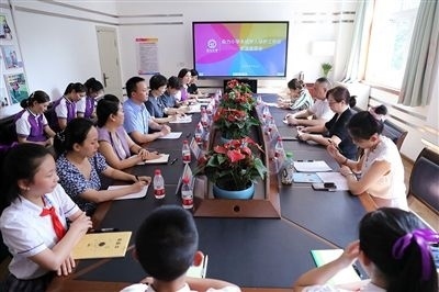 圖⑤：法治宣講結束后，重慶五中院組織召開座談會，聽取人大代表和朵力小學教師、家長代表對法院未成年人保護工作的意見建議。