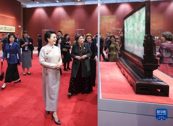  10月18日上午，國(guó)家主席習(xí)近平夫人彭麗媛邀請(qǐng)出席第三屆“一帶一路”國(guó)際合作高峰論壇的外方領(lǐng)導(dǎo)人夫人參觀(guān)中國(guó)工藝美術(shù)館（中國(guó)非物質(zhì)文化遺產(chǎn)館）。這是彭麗媛同外方領(lǐng)導(dǎo)人夫人參觀(guān)展品。新華社記者 丁林 攝