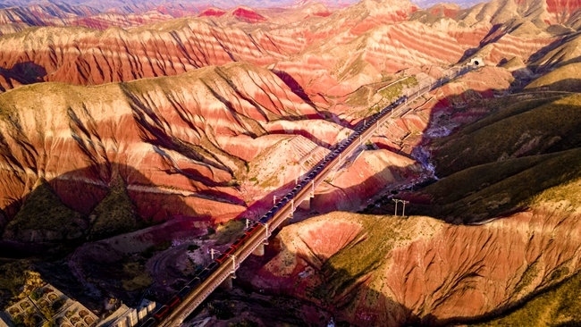 穿越丹霞地貌的火車。蘭州局集團(tuán)公司融媒體中心供圖