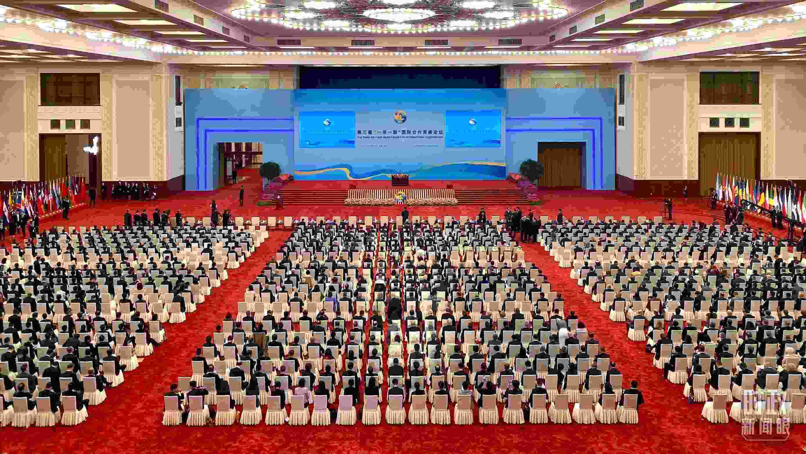 △人民大會(huì)堂宴會(huì)廳。這是開幕式之前的現(xiàn)場(chǎng)。（總臺(tái)央視記者李增仁拍攝）