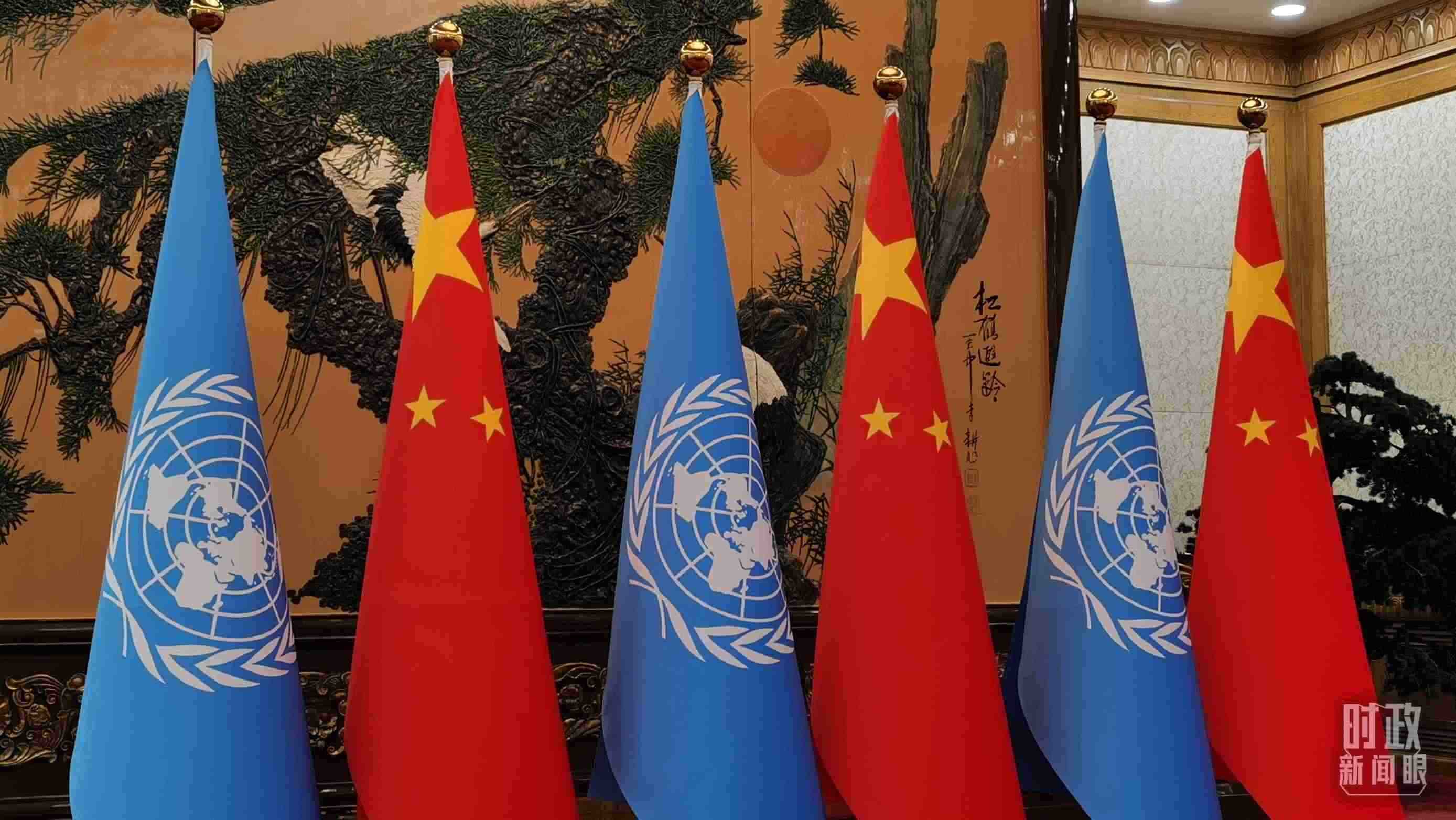 △會(huì)見現(xiàn)場(chǎng)的中國(guó)國(guó)旗和聯(lián)合國(guó)旗。（總臺(tái)央視記者郭鴻拍攝）