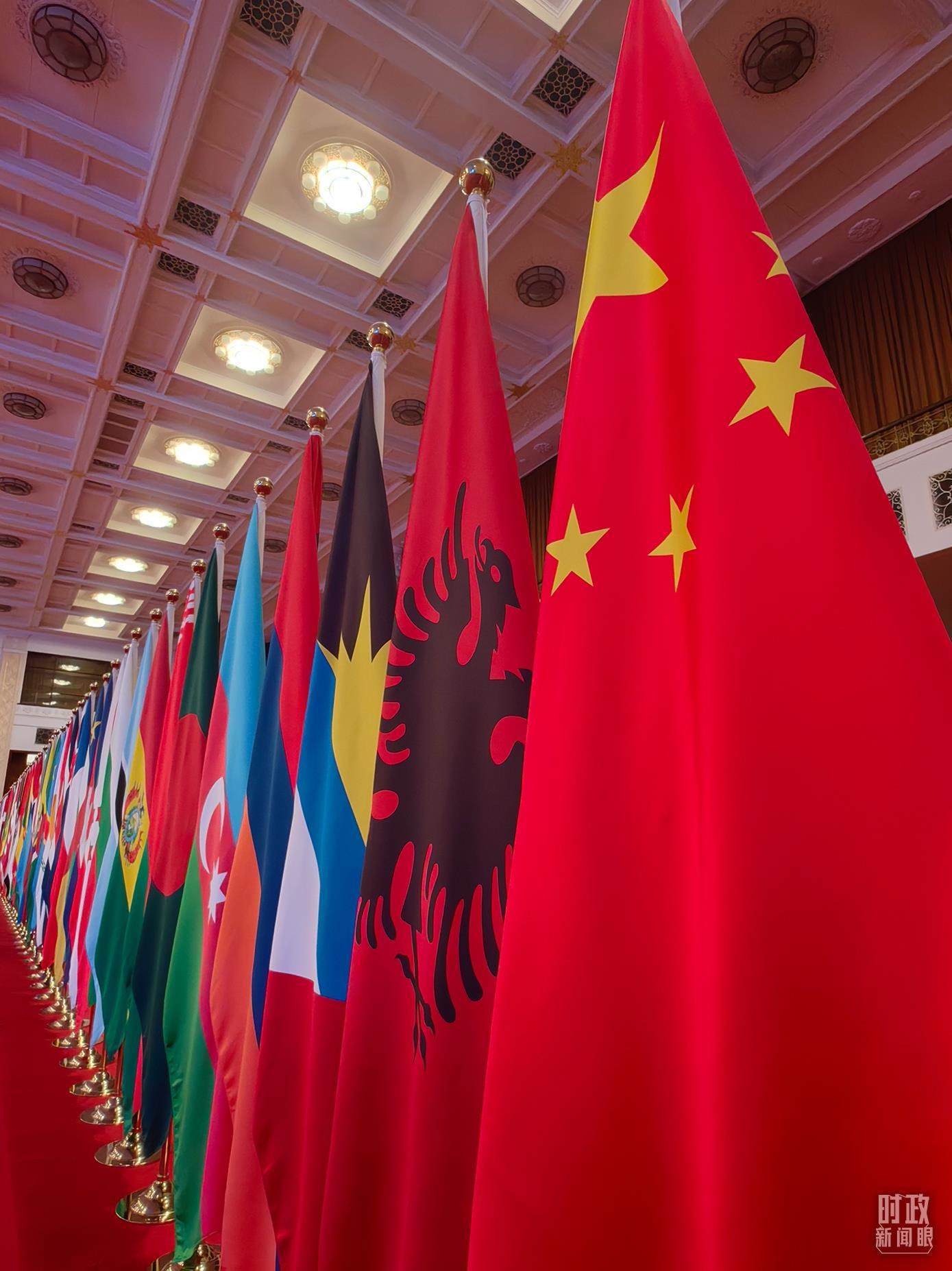 △開幕式會(huì)場(chǎng)內(nèi)整齊排列的旗幟。（總臺(tái)央視記者楊波拍攝）