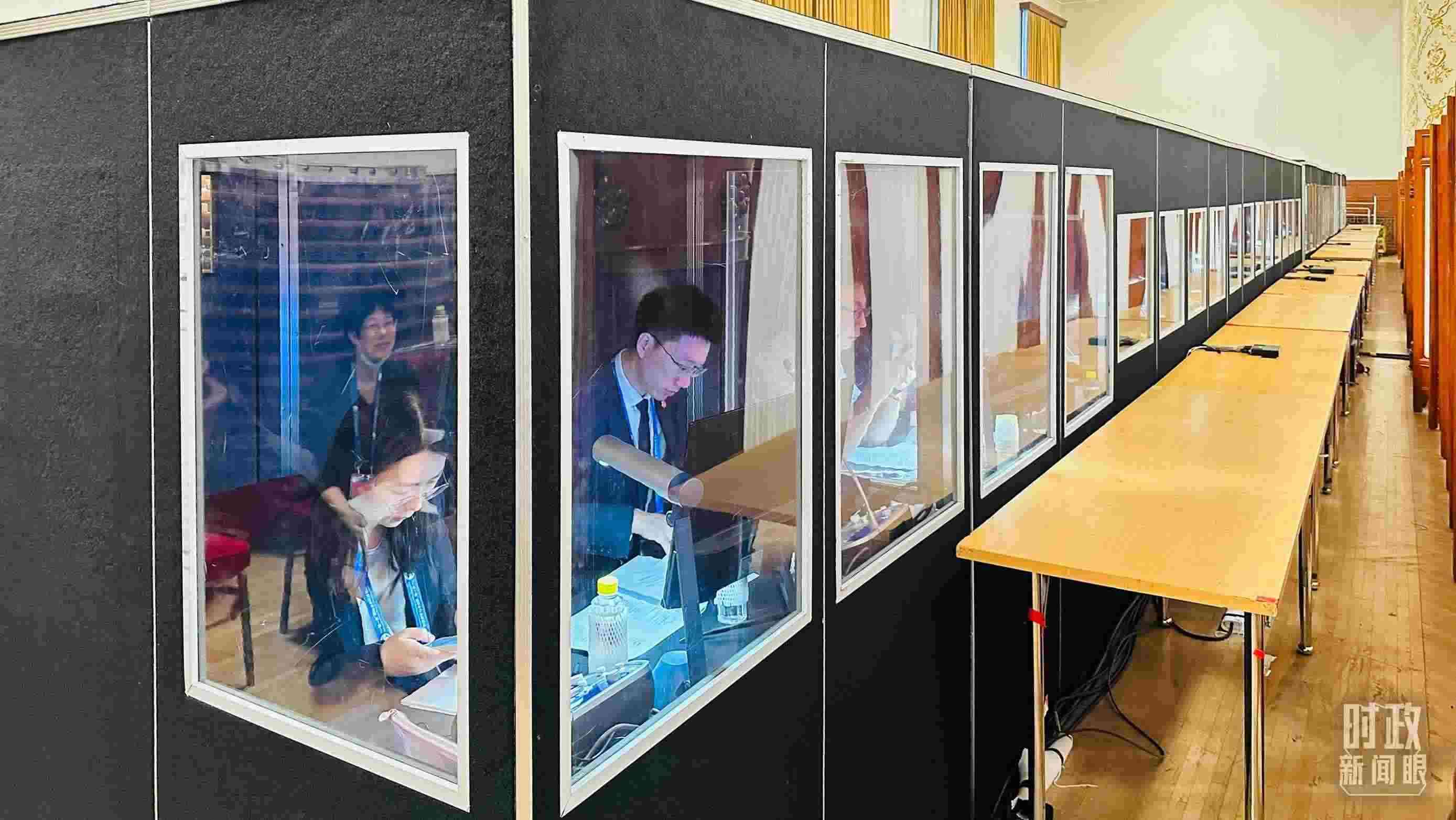 △開幕式現(xiàn)場(chǎng)的多語種同傳間。（總臺(tái)國(guó)廣記者時(shí)冉拍攝）