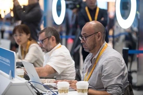 10月17日，記者在“一帶一路”國際合作高峰論壇新聞中心工作。新華社記者 張豪夫 攝