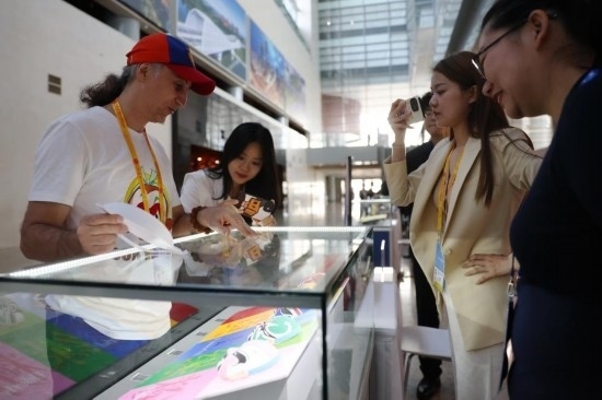 10月16日，參會(huì)記者在“一帶一路”國際合作高峰論壇新聞中心參觀展示的中國非物質(zhì)文化遺產(chǎn)展品。新華社記者 陳斌 攝