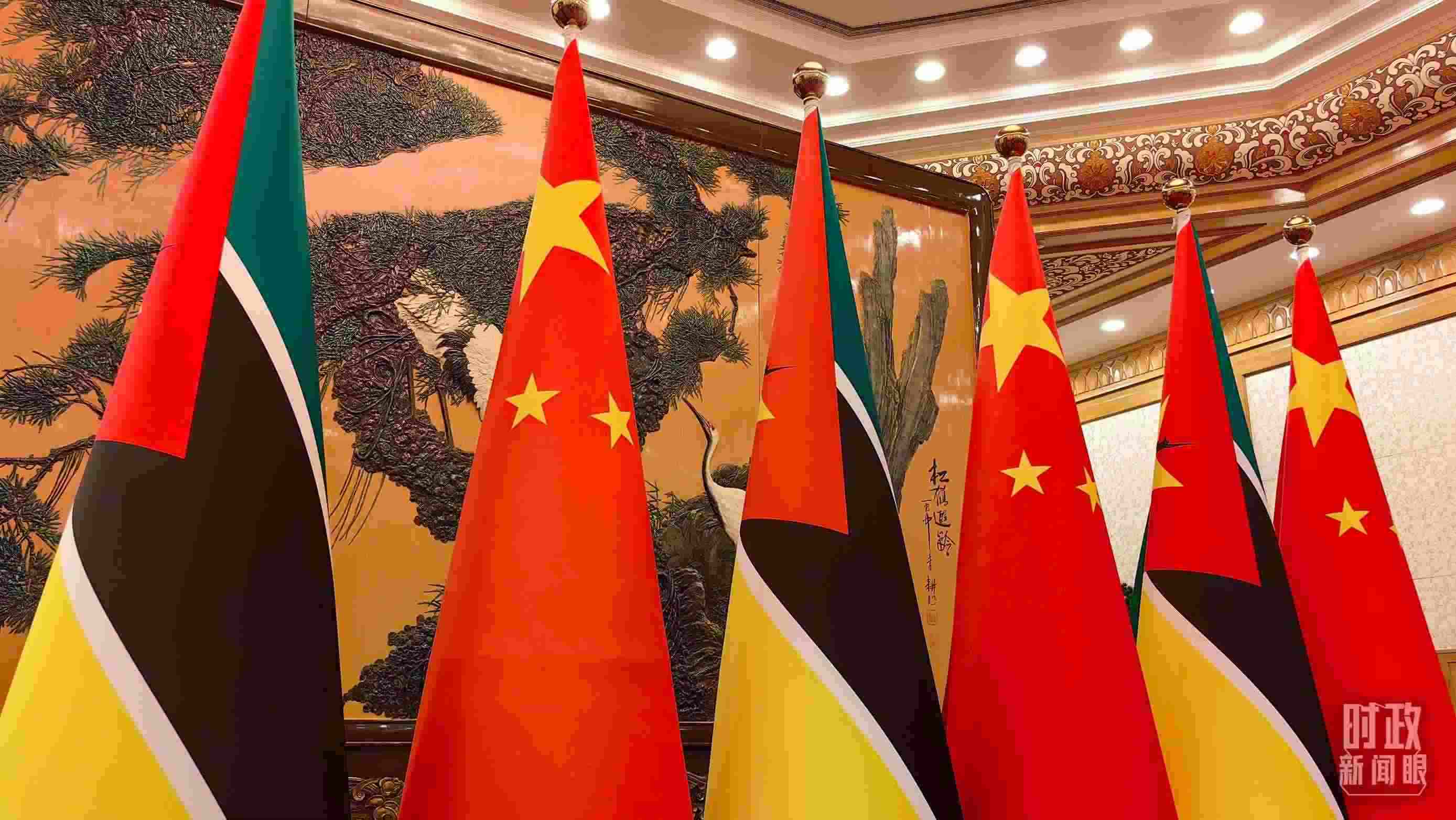 △會見現(xiàn)場，中國、莫桑比克兩國國旗。（總臺央廣記者潘毅拍攝）