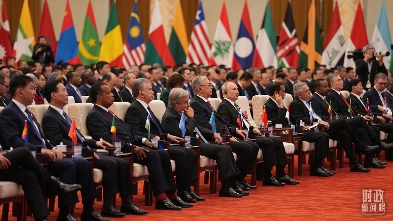 △18日上午，外方領(lǐng)導(dǎo)人在開幕式上聆聽習(xí)近平主席主旨演講。（總臺國廣記者李晉拍攝）