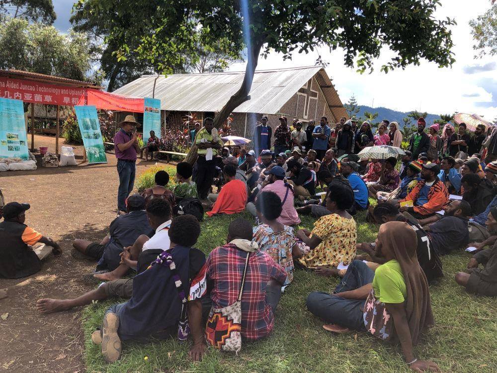 △2020年12月15日，中國專家在巴布亞新幾內(nèi)亞東高地省中國援助巴新菌草和旱稻技術(shù)項目第9期培訓(xùn)班上授課。