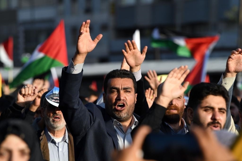 10月18日，人們在伊朗德黑蘭舉行集會。當(dāng)日，突尼斯、土耳其、伊朗等多國民眾舉行集會，表達對巴勒斯坦人民的支持，并譴責(zé)針對加沙城醫(yī)院的襲擊。新華社記者 沙達提 攝