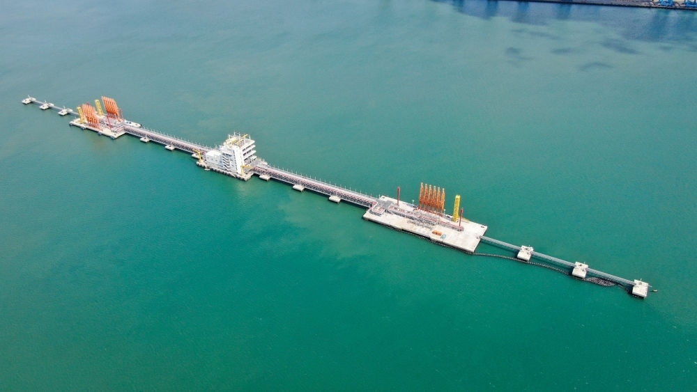 這是肯尼亞蒙巴薩油碼頭（2023年9月20日攝，無(wú)人機(jī)照片）。新華社發(fā)（中國(guó)交通建設(shè)股份有限公司肯尼亞蒙巴薩新建油碼頭項(xiàng)目部供圖）