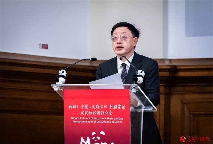 四川省文化和旅游廳廳長(zhǎng)戴允康作文化旅游推介。人民網(wǎng) 郭錦標(biāo)攝