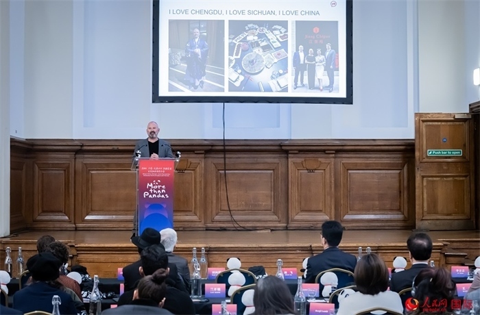 英國(guó)群英創(chuàng)意全球首席執(zhí)行官杰米·撒杰特在現(xiàn)場(chǎng)發(fā)言，分享如何進(jìn)一步提升四川旅游的國(guó)際影響力、吸引更多的英國(guó)游客。人民網(wǎng) 郭錦標(biāo)攝