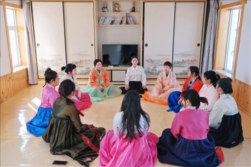 2023年6月，楊麗娜（后中）對(duì)擔(dān)任民宿管家的光東村村民們進(jìn)行標(biāo)準(zhǔn)化培訓(xùn)。（新華社記者金津秀攝）