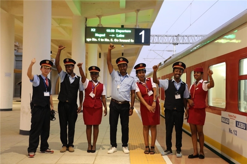 中埃員工組成的亞吉鐵路運(yùn)營(yíng)團(tuán)隊(duì)。 中國(guó)土木工程集團(tuán)有限公司供圖