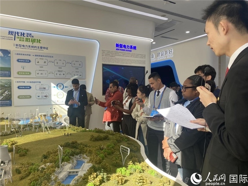 2023“一帶一路”媒體合作論壇聯(lián)合采訪團參訪中國能建。人民網(wǎng)記者 于洋攝