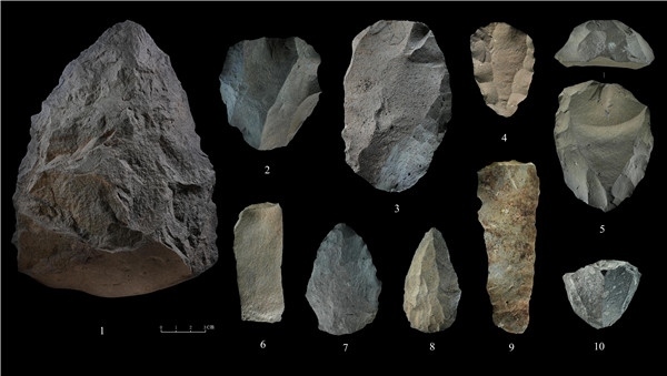石制品 1.手斧 2、4、5.勒瓦婁哇石核（循環(huán)剝片法、優(yōu)先剝片法）3.勒瓦婁哇石葉石核 6.勒瓦婁哇石葉 7、8.勒瓦婁哇尖狀器 9.石葉 10.錐形石葉石核。中肯聯(lián)合考古隊供圖