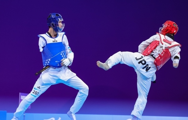 10月23日，杭州第4屆亞殘運(yùn)會(huì)跆拳道男子K44級(jí)58公斤級(jí)銅牌賽舉行。圖為烏茲別克斯坦隊(duì)選手桑賈貝克·穆赫托羅夫(左)和日本隊(duì)選手阿渡健太在比賽中。圖片來源：杭州亞殘組委會(huì)