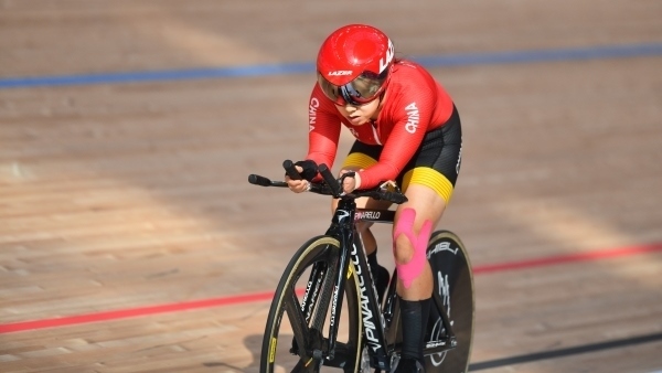 10月23日，杭州第4屆亞殘運(yùn)會(huì)場地自行車女子個(gè)人C4-5級(jí)3000米追逐賽金牌賽舉行。圖為中國隊(duì)選手季子賢在比賽中。圖片來源：杭州亞殘組委會(huì)