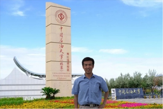 北京交通大學(xué)“銀齡教師”黃曉鳴。校方供圖