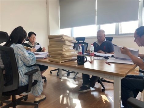 北京交通大學(xué)退休教師田立年與當?shù)貛熒谝黄稹Ｐ７焦﹫D