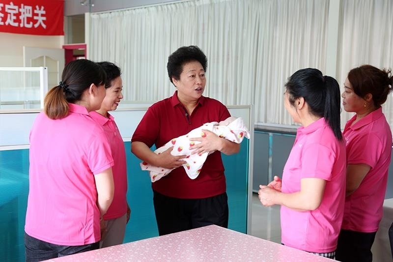 △2021年6月2日，卓長立（中）指導(dǎo)正在接受培訓(xùn)的家政服務(wù)員。