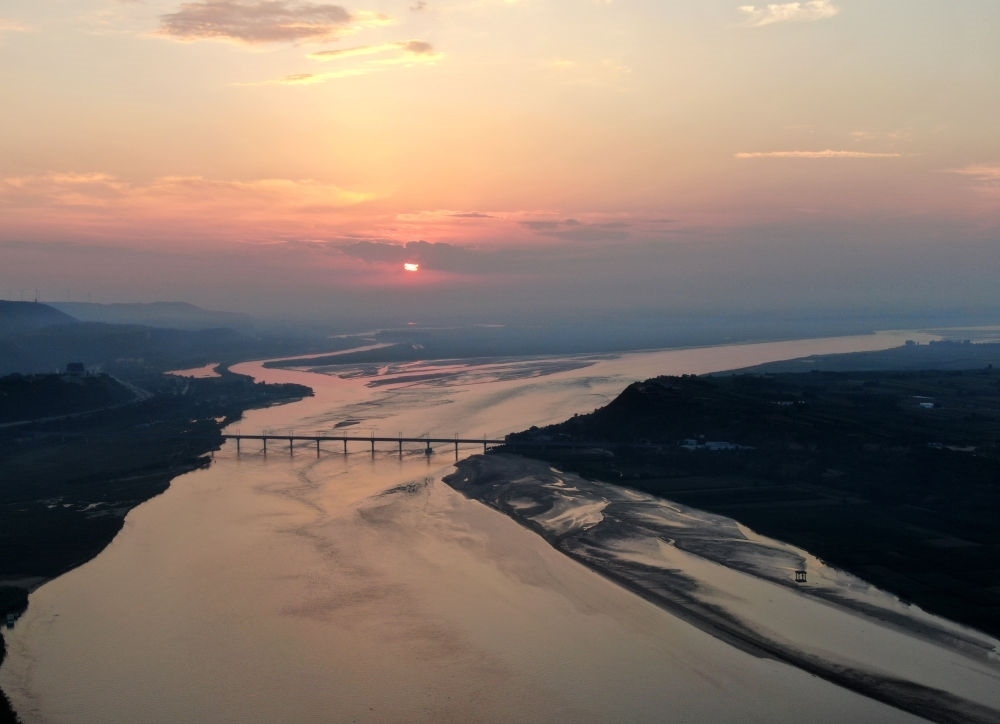  豫陜交界附近拍攝的黃河景色（2020年9月7日攝，無人機(jī)照片）。新華社記者 郝源 攝