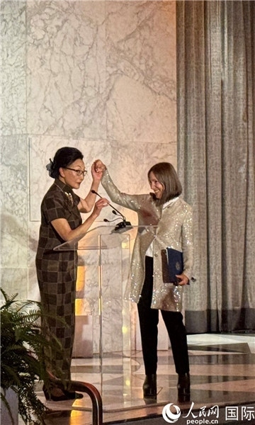 加州副州長康伊蓮為方李邦琴獲獎(jiǎng)致辭。人民網(wǎng)記者 鄧圩攝