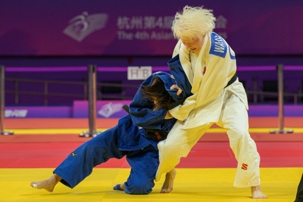 10月24日，杭州第4屆亞殘運會柔道女子J2級57公斤級決賽舉行。圖為中國隊選手王嘉楠（右）和日本隊選手廣瀨順子在比賽中。圖片來源：杭州亞殘組委