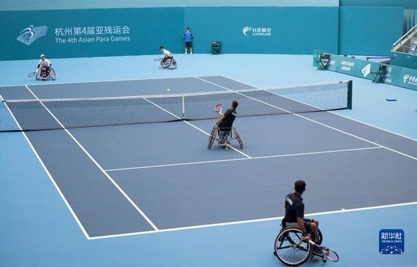 10月24日，在杭州第4屆亞殘運會輪椅網(wǎng)球男子雙打1/4決賽中，中國組合董順江/紀珍旭以0比2不敵韓國組合任浩元/韓成奉，無緣半決賽。圖為董順江（右二）/紀珍旭（右一）在比賽中。新華社記者 才揚攝