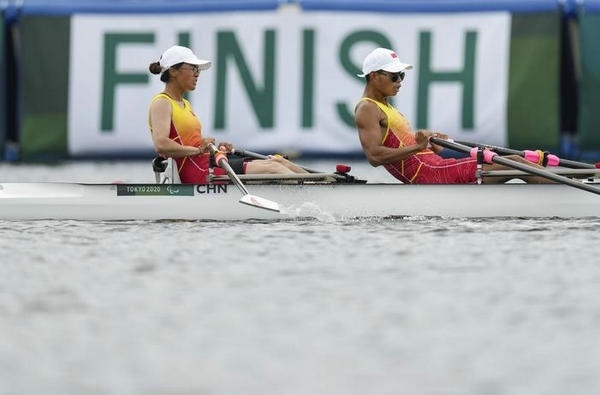 2021年8月29日，在東京殘奧會賽艇項目PR2級混合雙人雙槳決賽中，中國組合劉爽/蔣繼劍獲得銅牌。圖為劉爽（左）/蔣繼劍在比賽中。新華社記者 胡虎虎攝（資料圖）