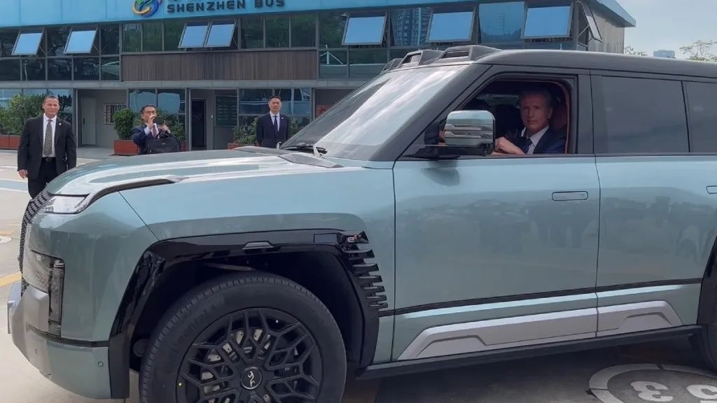 紐森在深圳試駕中國(guó)電動(dòng)車(chē)