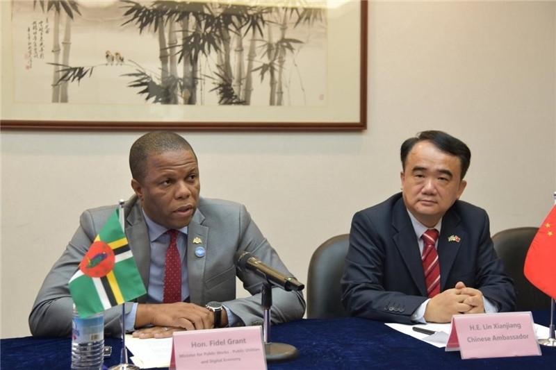 多公共工程部部長(zhǎng)格蘭特（左一）向與會(huì)記者介紹赴華參會(huì)情況。駐多米尼克使館供圖