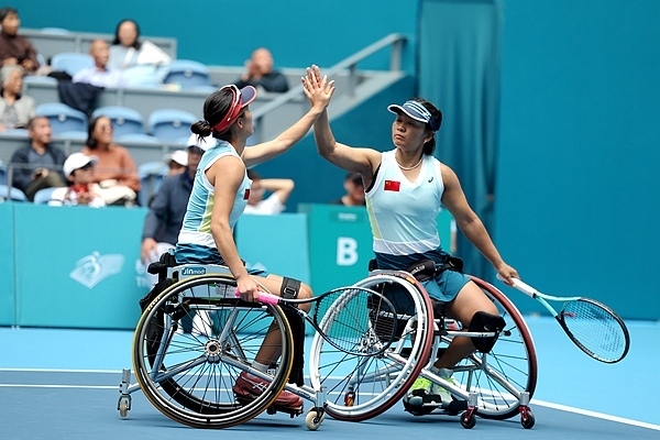 10月25日，杭州亞殘運(yùn)會(huì)輪椅網(wǎng)球女雙決賽，中國(guó)組合朱珍珍(右)/郭珞瑤慶祝得分。人民網(wǎng)記者 胡雪蓉?cái)z