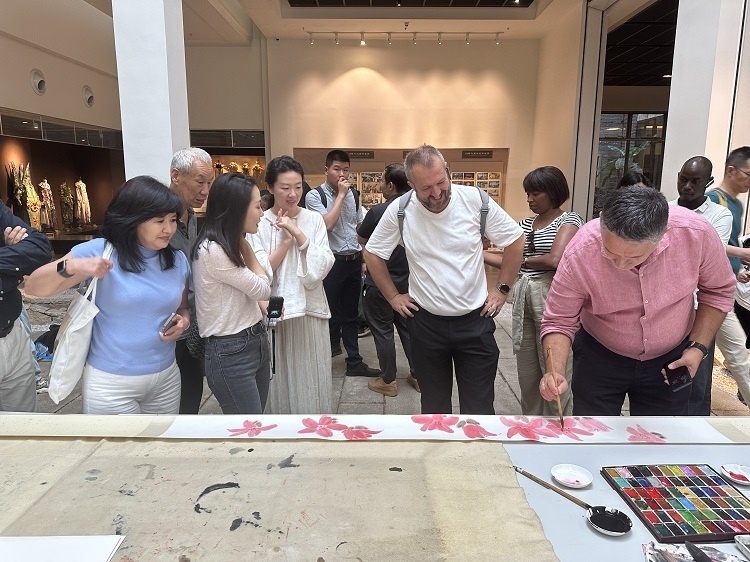 首屆國際傳播“絲路獎”獲獎代表等在廣州市荔灣區(qū)永慶坊參加文化交流活動。楊爍壁、王燕攝影報道