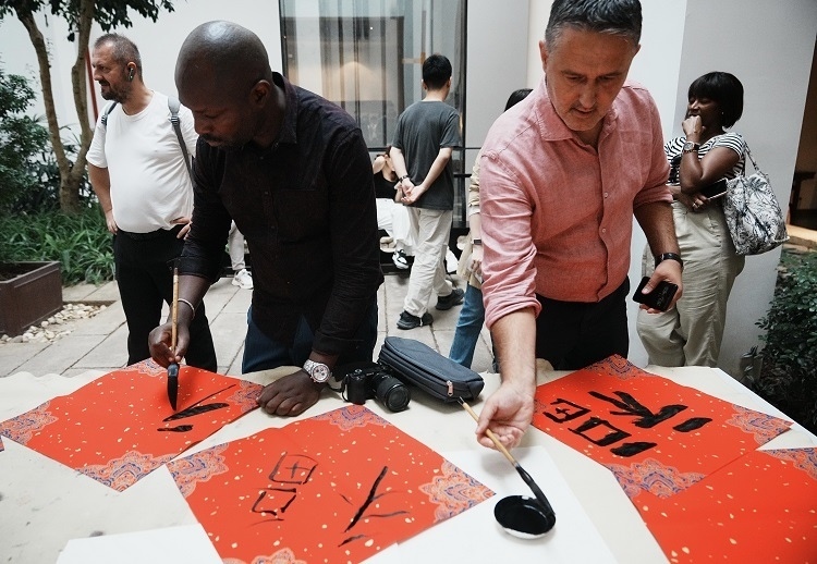 首屆國際傳播“絲路獎”獲獎代表等在廣州市荔灣區(qū)永慶坊參加文化交流活動。楊爍壁、王燕攝影報道