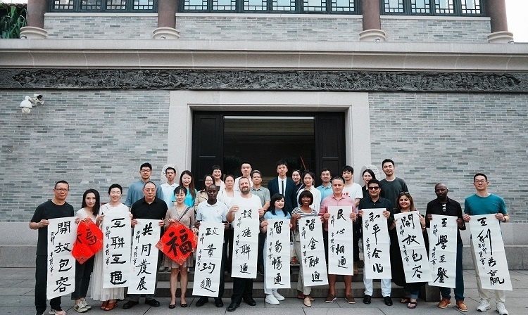 首屆國際傳播“絲路獎”獲獎代表等在廣州市荔灣區(qū)永慶坊參加文化交流活動。楊爍壁、王燕攝影報道