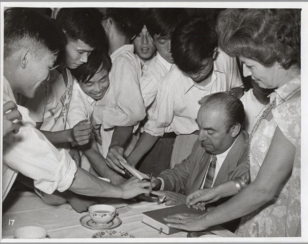 諾貝爾文學(xué)獎得主巴勃羅·聶魯達與中國青年在一起（資料圖片）。中國美術(shù)館供圖