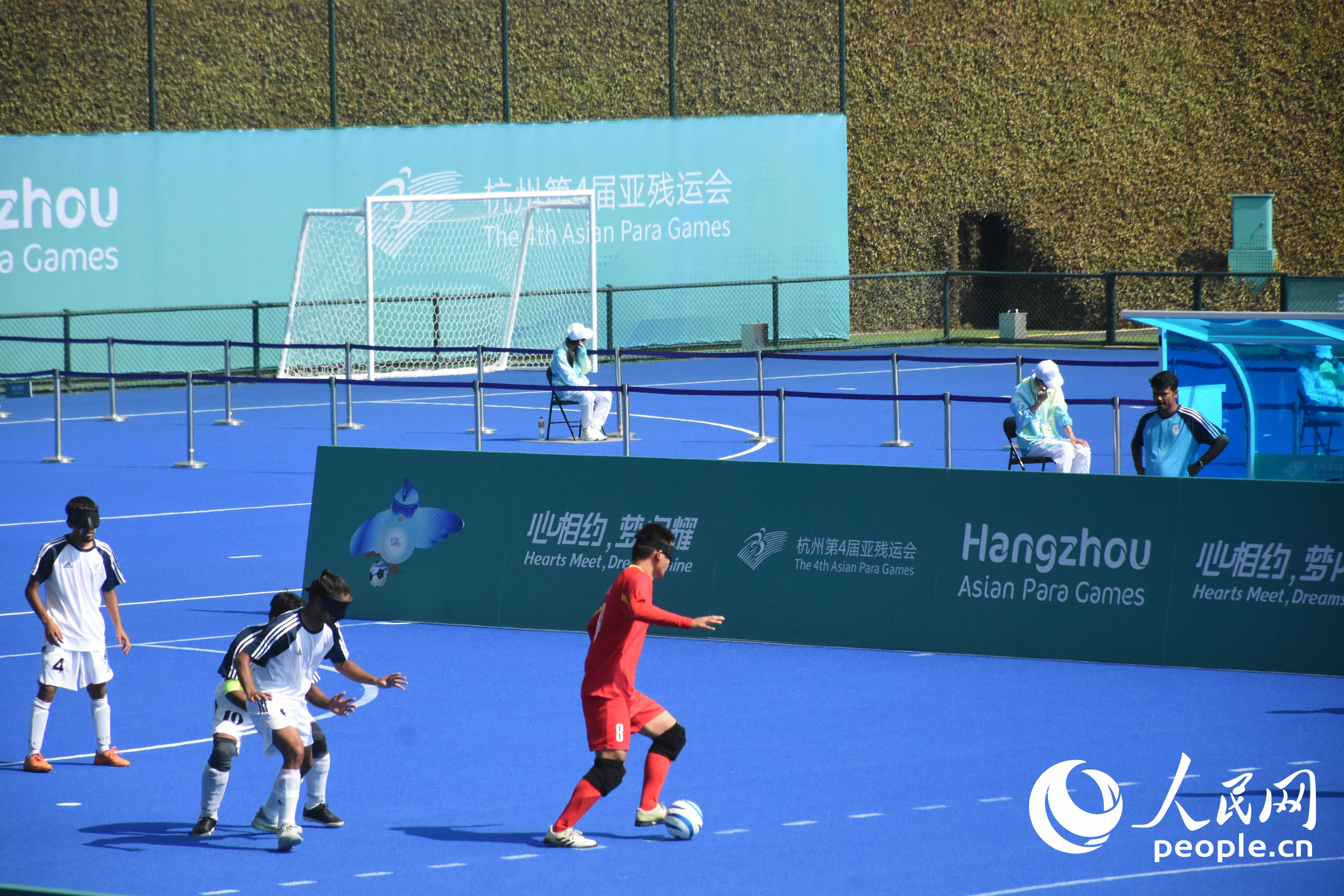 盲人足球比賽進(jìn)行中，賽場(chǎng)周?chē)刑刂茡醢?。人民網(wǎng) 周靜圓攝