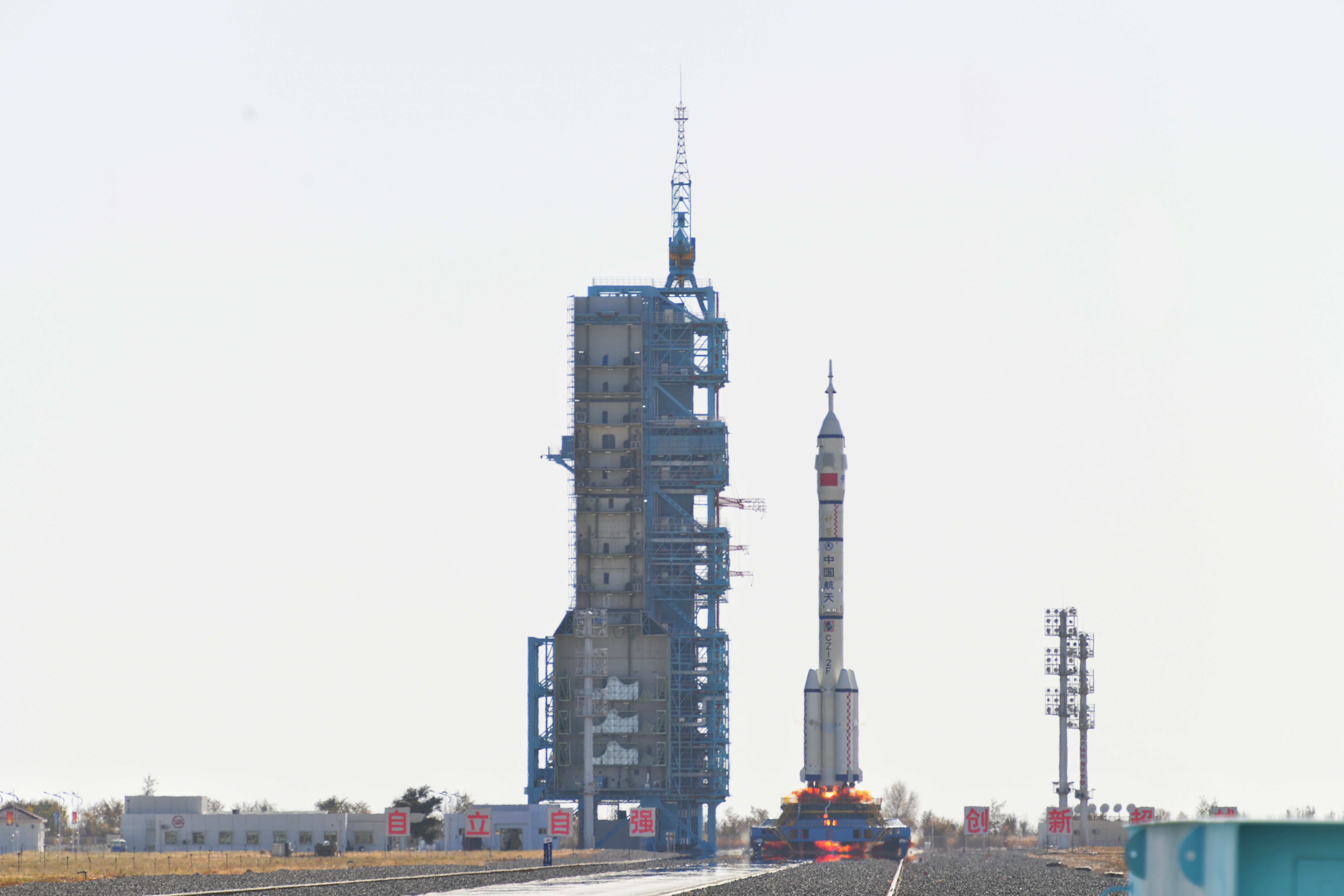 神舟十七號載人飛船發(fā)射升空震撼瞬間。人民網(wǎng) 張啟川攝