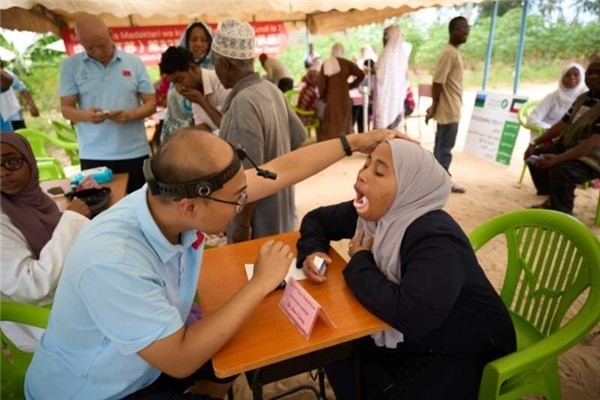 醫(yī)療隊為當(dāng)?shù)鼗颊吡x診。中國援桑醫(yī)療隊供圖