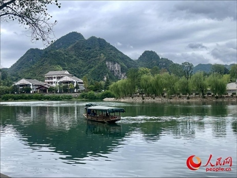 秋日的邊城鎮(zhèn)，青山滴翠、碧水含情。人民網(wǎng) 周靜圓攝