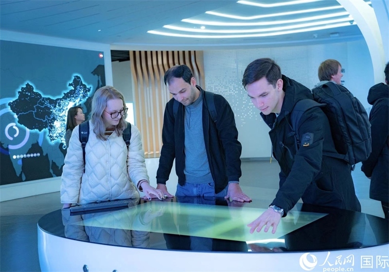 歐亞國(guó)家記者在國(guó)家大數(shù)據(jù)（貴州）綜合試驗(yàn)區(qū)交流體驗(yàn)中心參觀。人民網(wǎng) 陽茜攝