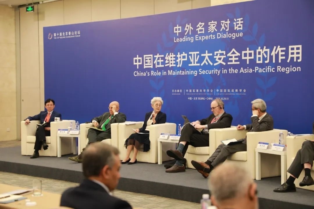 傅瑩（左三）反駁邁克爾·史文（左四）。斯基攝