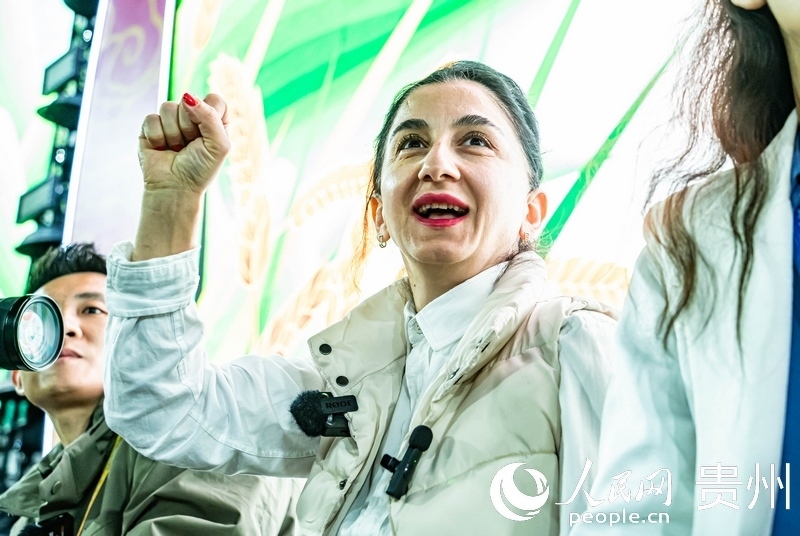 外媒記者在現(xiàn)場(chǎng)吶喊助威。人民網(wǎng) 陽(yáng)茜攝