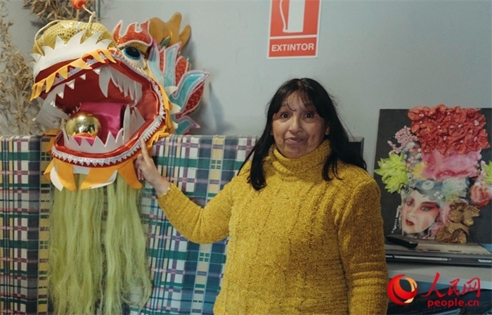 “熊貓閱覽室”一角。盧漢·梅洛為記者展示大使館贈送的龍頭。人民網(wǎng)記者 張若涵攝