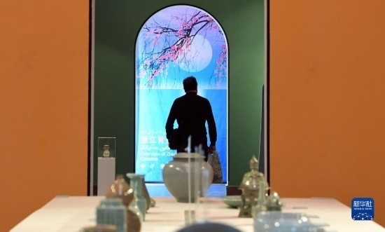 10月30日，人們在伊朗德黑蘭伊朗國家藝術(shù)科學(xué)院觀看展出的展品。新華社記者 沙達(dá)提 攝